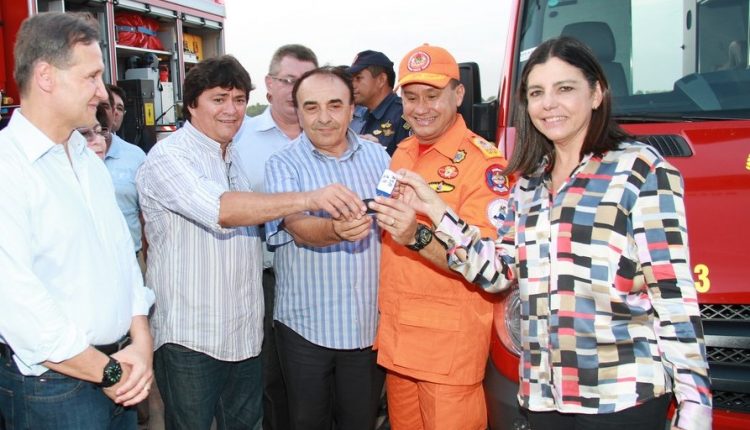Foto 1 - Governadora entrega viatura e escada magirus